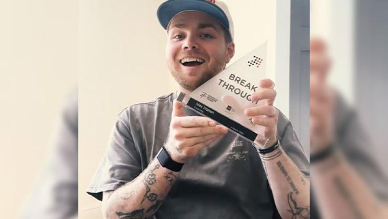 30 Millionen Streams für "Ordinary": US-Sänger Alex Warren mit Breakthrough-Award geehrt
